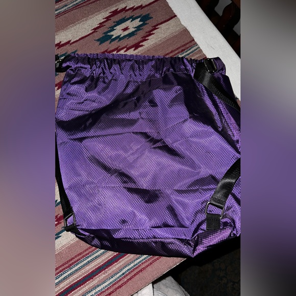 Medium sized purple drawstring sports bag / separate pocket for wet items - Picture 2 of 6
